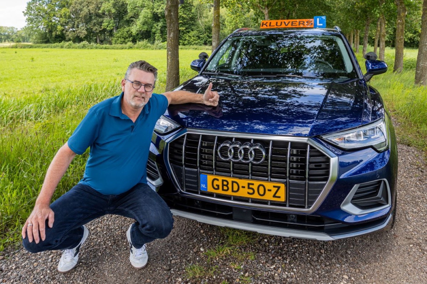 Robert Kluvers bij de lesauto van Rijschool Kluvers